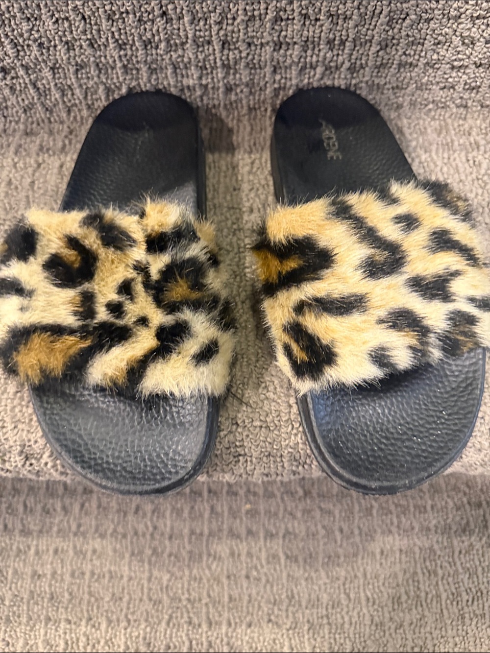 Buy 5 for 10$ ❗️Ardene Leopard Faux Fur Slide Sandals in Black and Tan